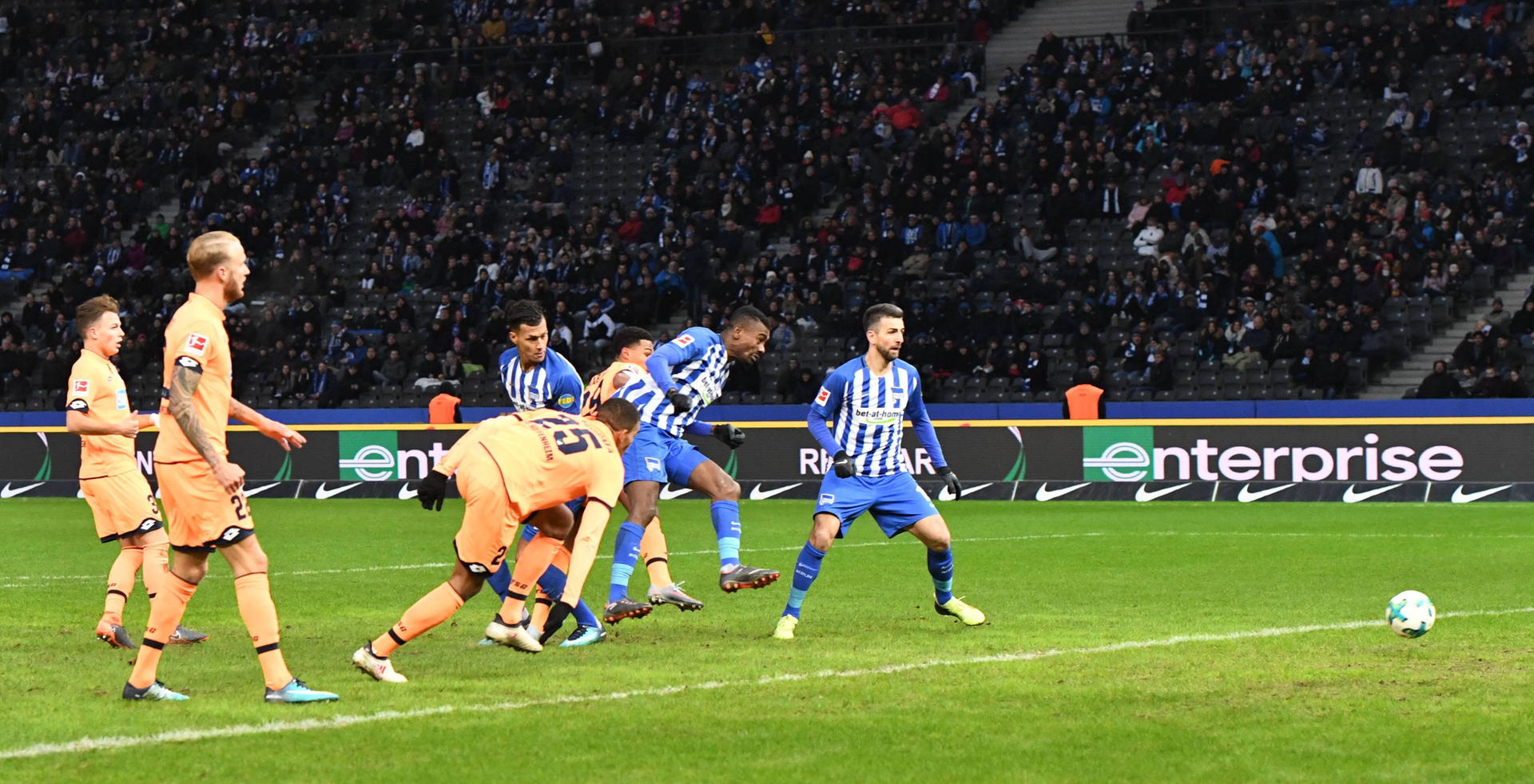 Aus dem Nichts zur Stelle: Salomon Kalou trifft gegen Hoffenheim. Gegen die TSG klappte der Ausgleich auch, weil mit Kalou, Davie Selke und Vedad Ibisevic in der zweiten Halbzeit drei Angreifer vorne wirbelten.