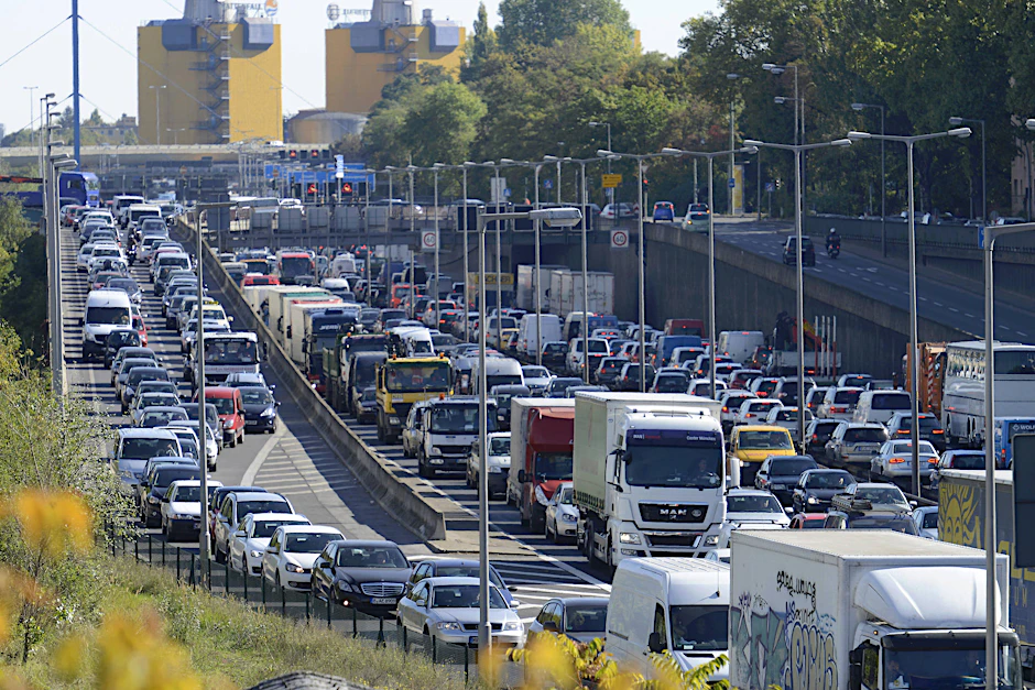 Verkehrsstau auf der Stadtautobahn in Wilmersdorf.