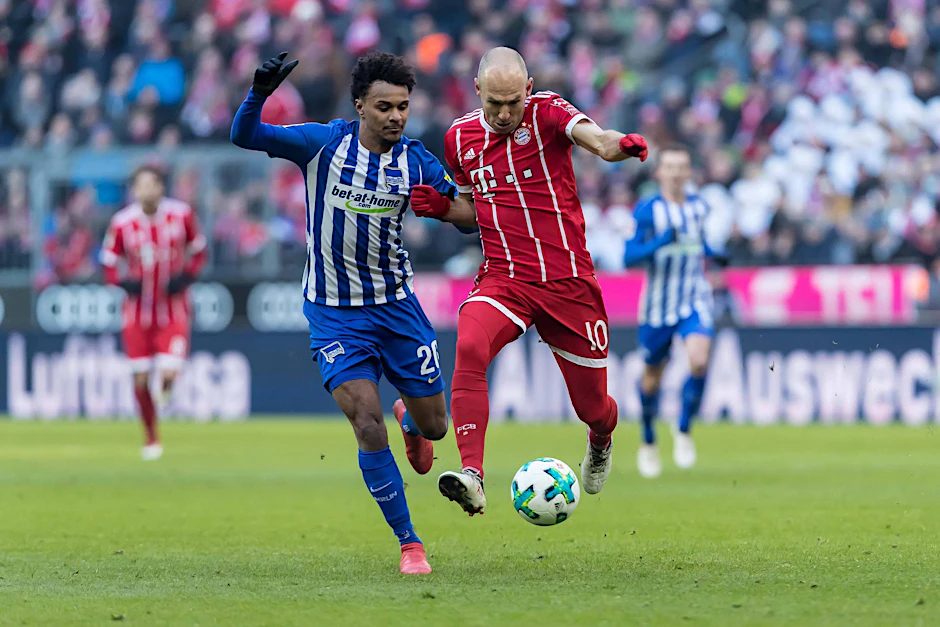 Herthas Valentino Lazaro im Duell mit Bayerns Arjen Robben.