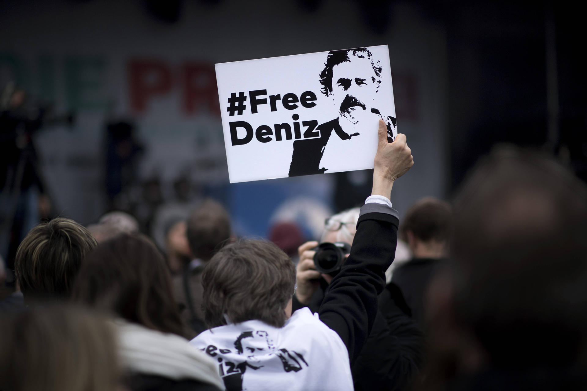 Image - Der deutsche Journalist Deniz Yücel sitzt seit einem Jahr in türkischer Haft. Haft – ohne Anklage. Ein Standpunkt von Harald Stutte.