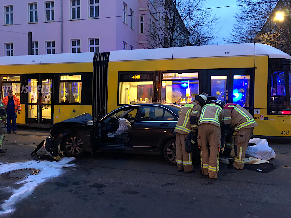 Totalschaden: Der schwarze Mercedes hat eine Straßenbahn gerammt. Dabei wurden alle Airbags ausgelöst. 