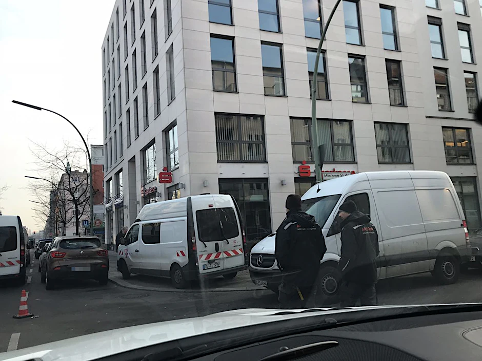 Polizisten sperren die Sparkasse ab.