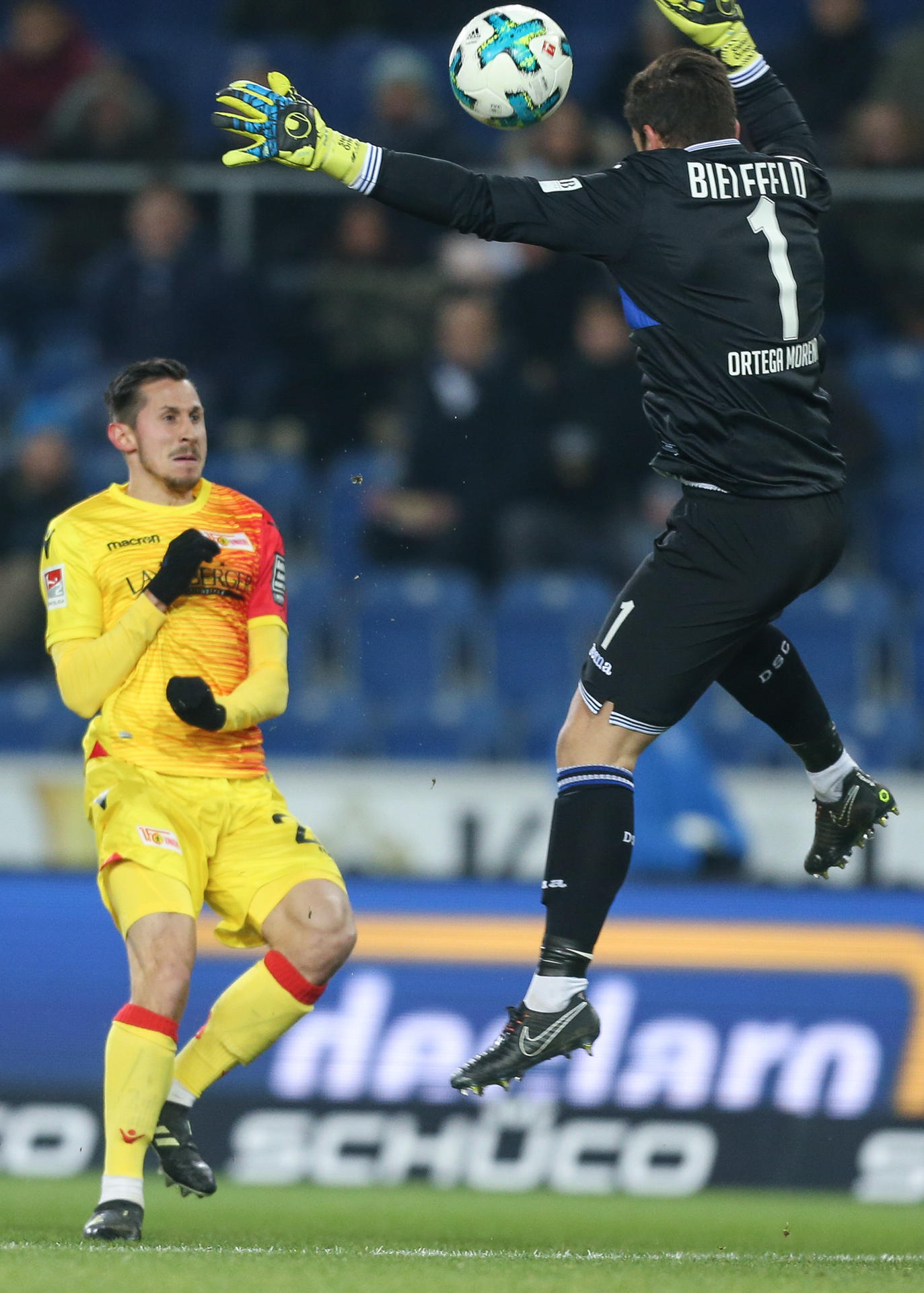 Steven Skrzybski bleibt eiskalt, lupft den Ball über Stefan Ortega zum 1:0 für Union ins Tor.