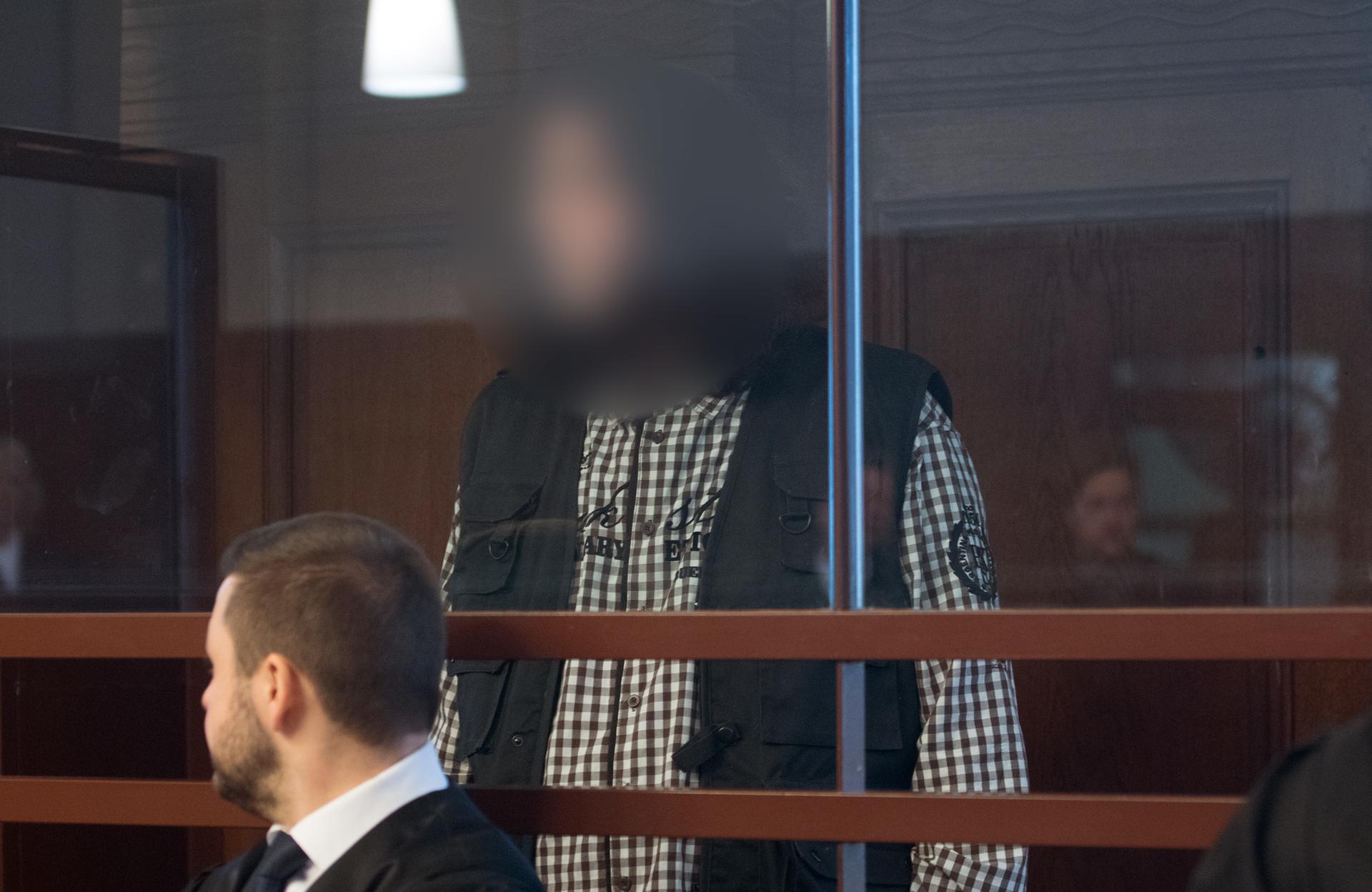 Ein der Angeklagten mutmaßlichen IS-Unterstützer vor Gericht.