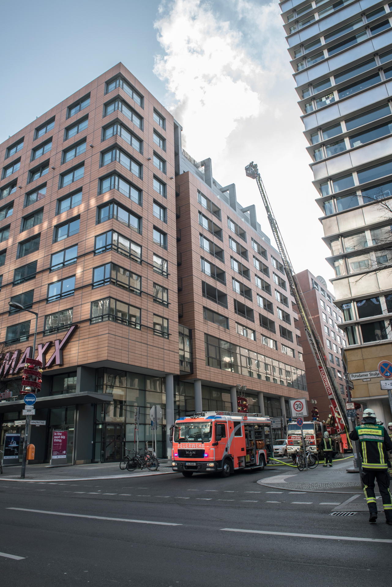 Die Feuerwehr nutzt auch eine Drehleiter, um den Brand zu löschen. 