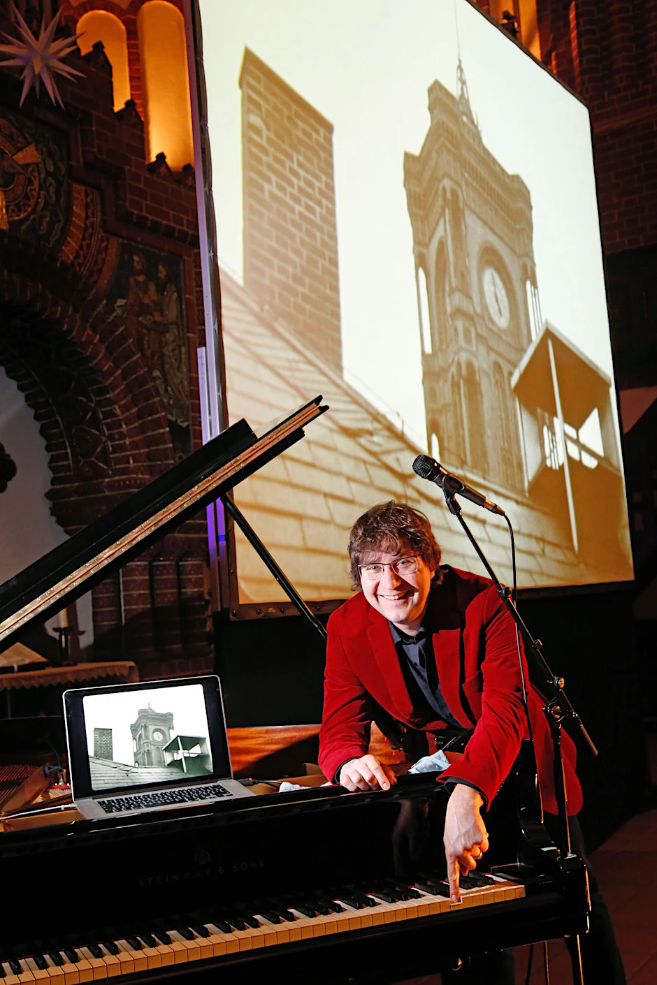 Klavier und Leinwand stehen bereit: Stephan von Bothmer vor der Show.