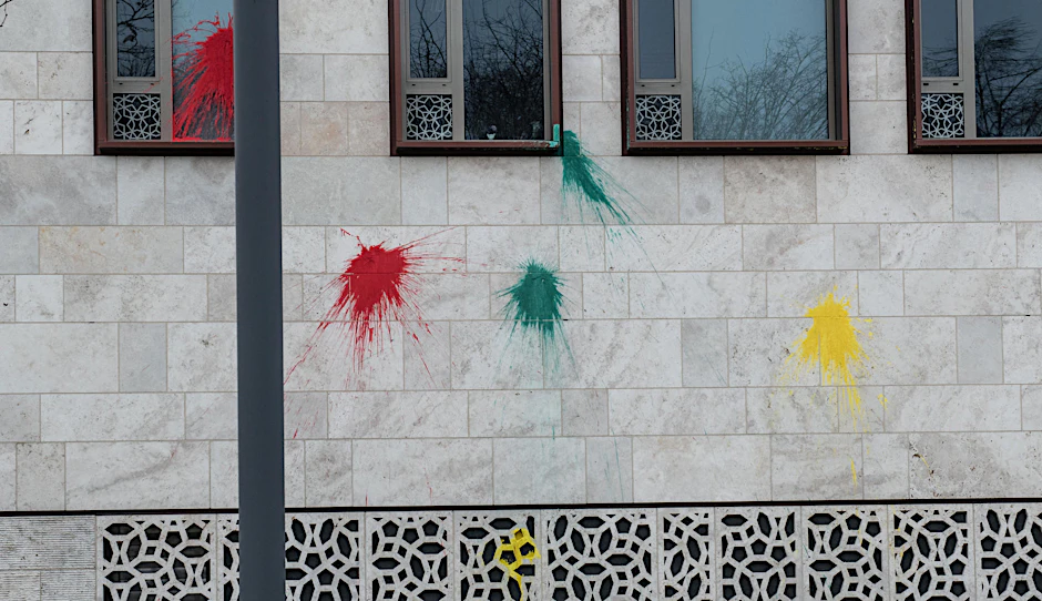 Bunte Farbflecken sind auf der Fassade der Botschaft der Türkei zu sehen.