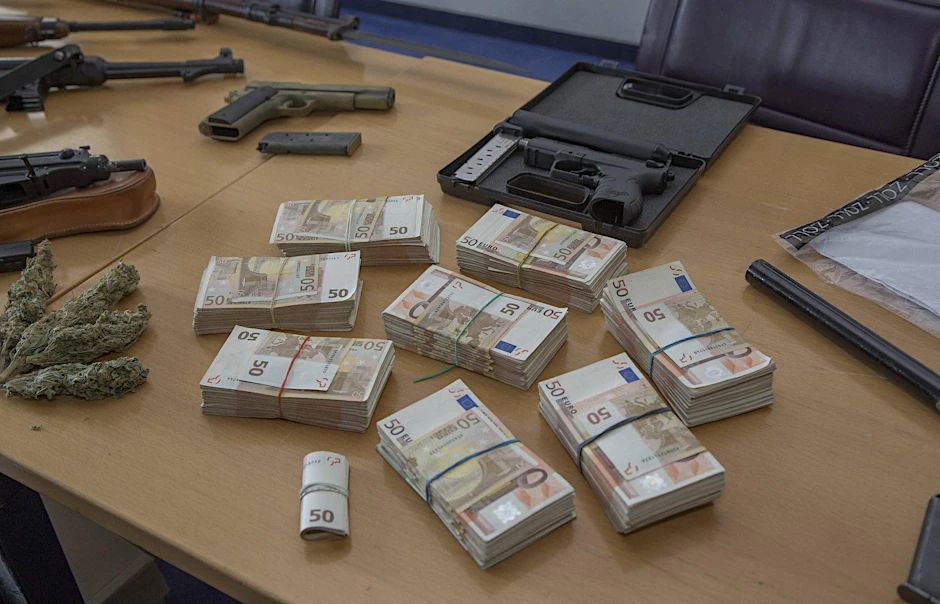 Durch den Verkauf von Drogen verdienen Kriminelle erhebliche Summen an Bargeld.