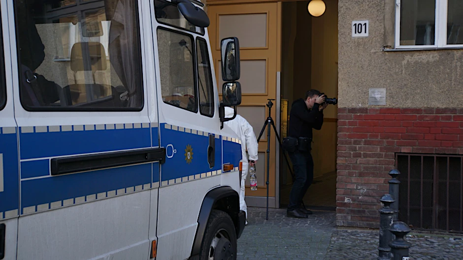 Kriminaltechniker untersuchen den Fundort in der Charlottenburger Schillerstraße.