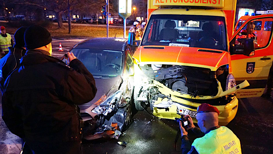 Beide Fahrzeuge wurden bei dem Crash erheblich beschädigt, die PKW-Fahrerin wurde verletzt.