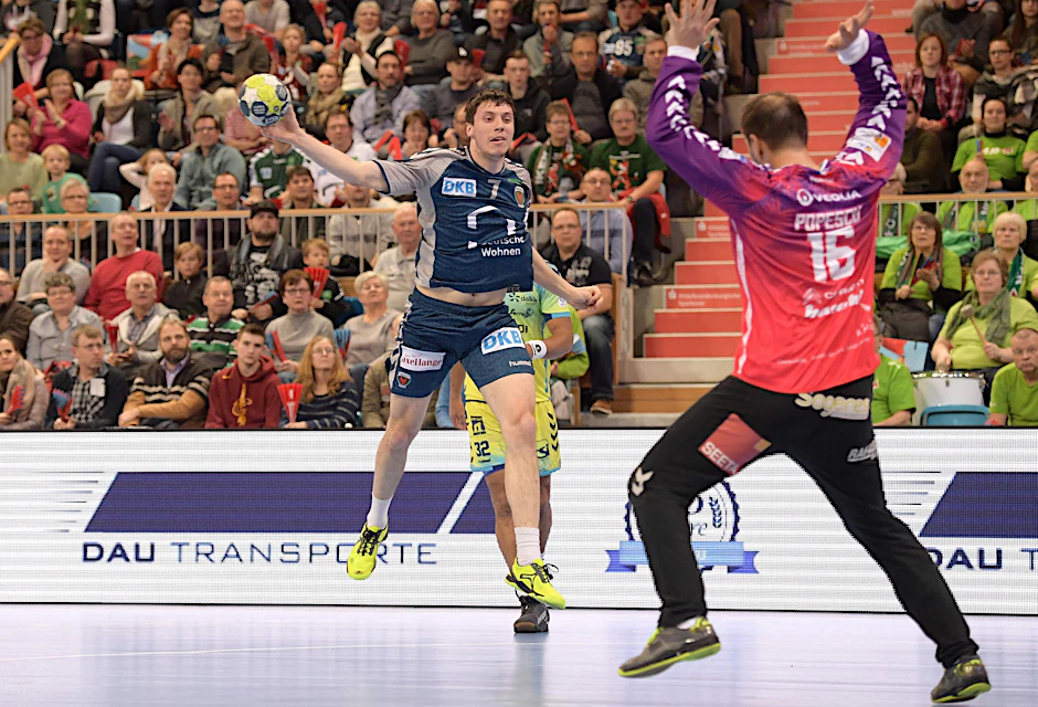 Fuchs Kevin Struck im Duell mit Saint-Raphaels Keeper Mihai Popescu.