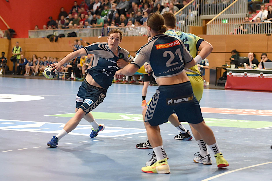 So wird Handball gekämpft. Beim Eurocup schnappt sich St. Raffaels Artsem Karalek mit links das Trikot von Fuchs Oliver Milde (l.) und mit rechts zieht er bei Mattias Zachrisson.