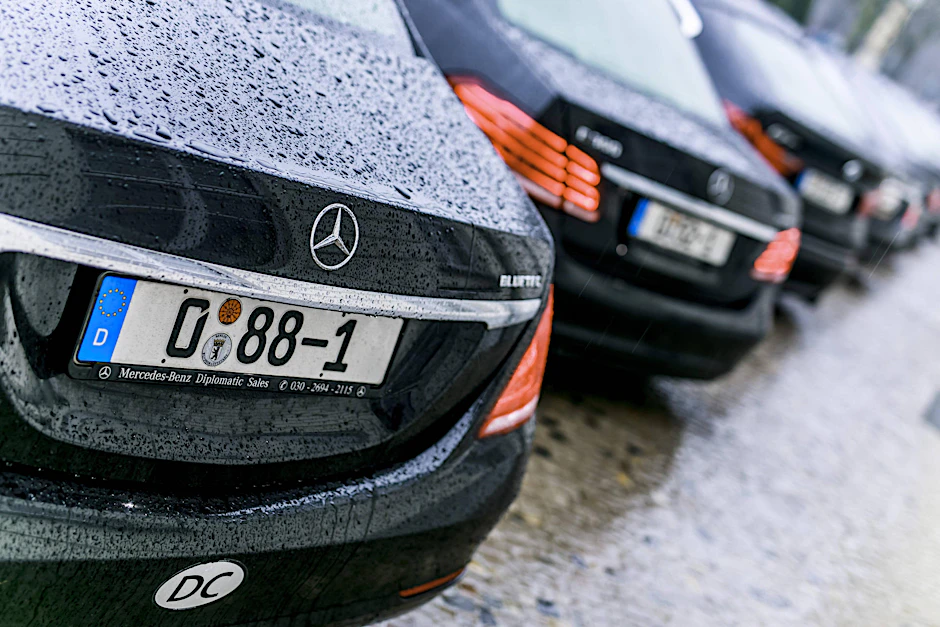 In Berlin bekannt: Die Autos mit den 0-Kennzeichen gehören zu ausländischen Botschaften.