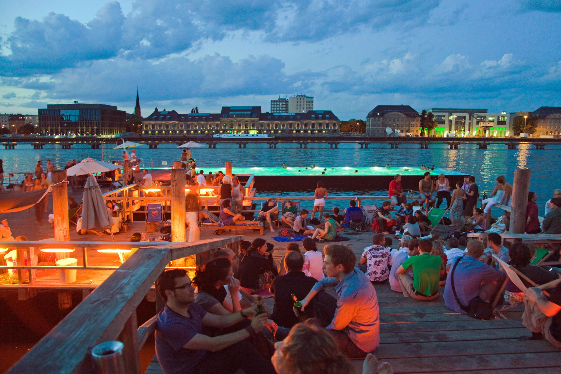 Samu hängt gern im Badeschiff an der Spree (Bild) und in der Monkey Bar am Zoo ab.