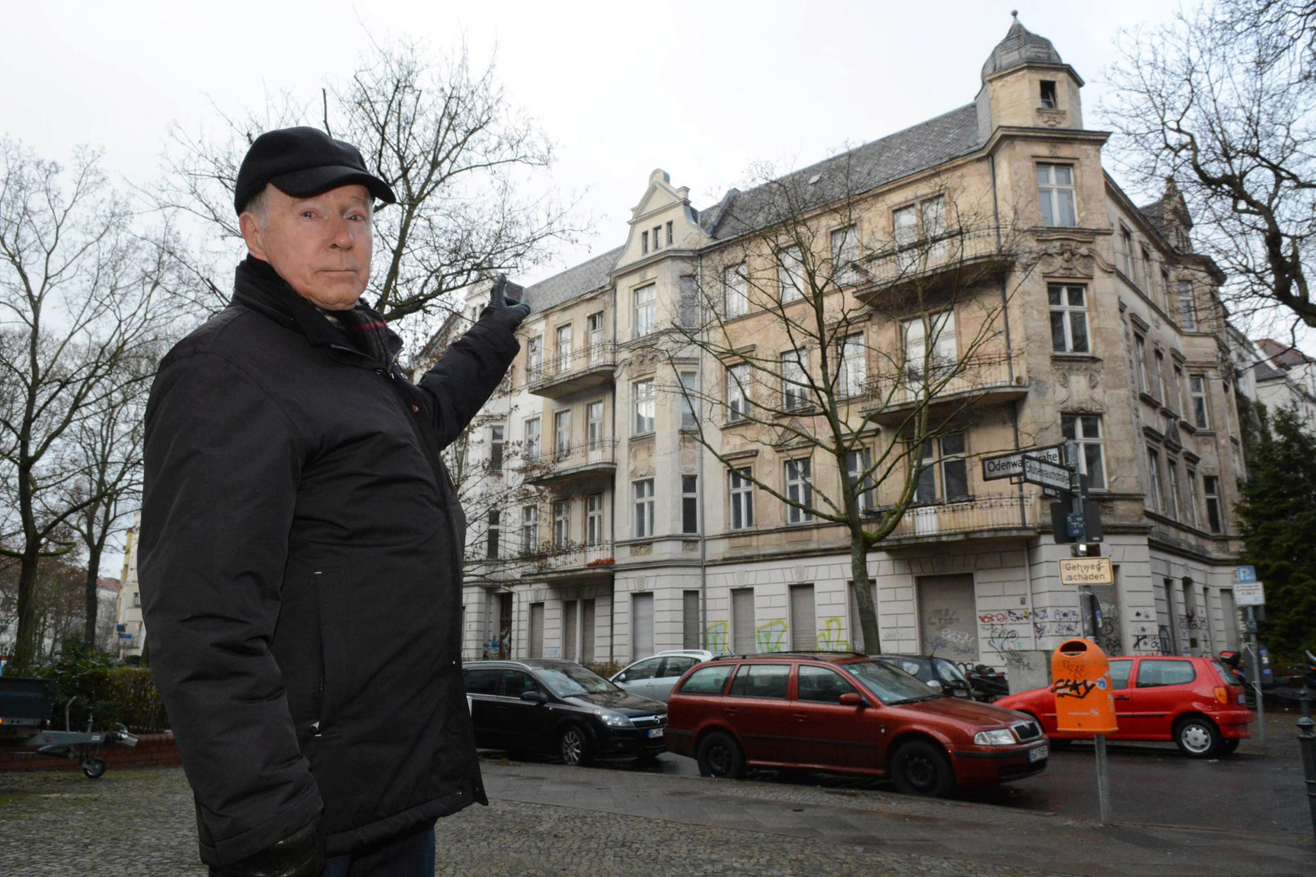 Anwohner Friedrich Dannenberg ärgert sich über das seit 30 Jahren leere Wohnhaus Odenwaldstraße.