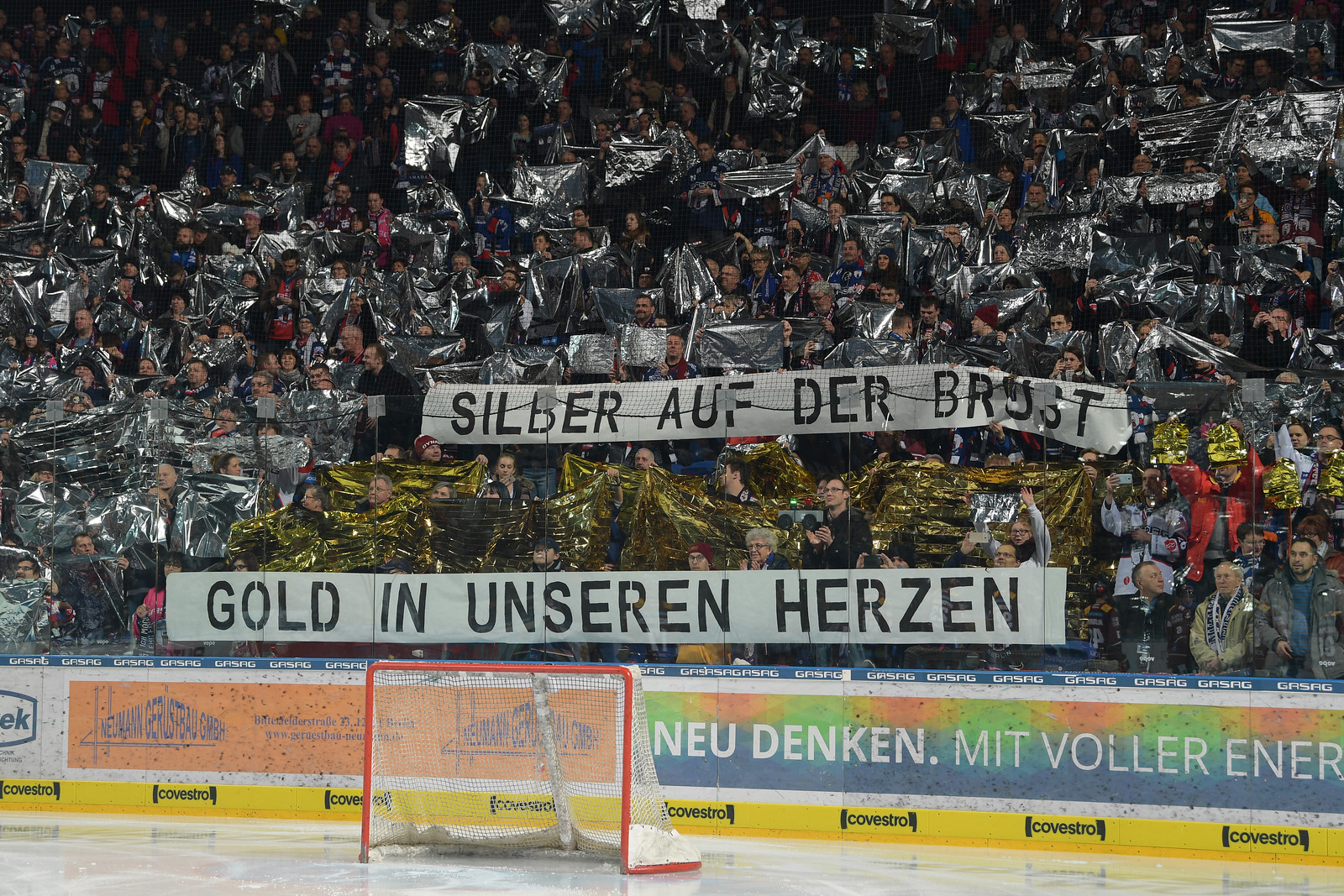 Fan-Choreographie vor dem Spiel zwischen den Eisbären Berlin und dem EHC Red Bull München