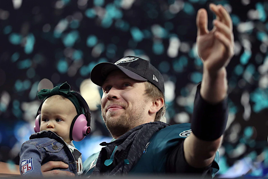 A Star is born - Philadelphias Quarterback Nick Foles nach dem Triumph im Konfetti-Regen mit Töchterchen Lily.