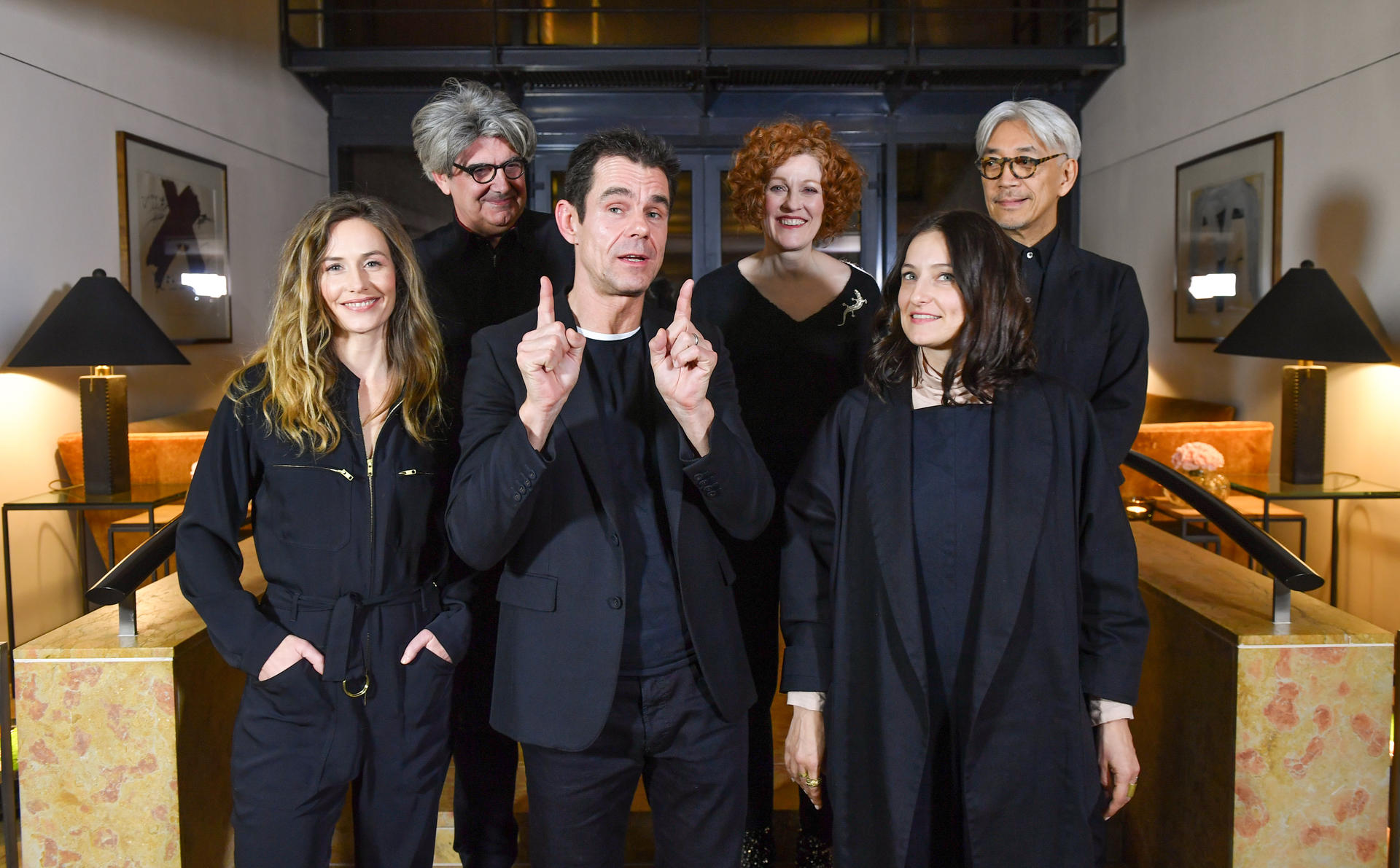 Die Jurymitglieder der Berlinale: Schauspielerin Cecile de France (l-r), Fotograf Espanola Chema Prado, Regisseur Tom Tykwer, Filmkritikerin Stephanie Zacharek, Produzentin Adele Romanski und der Komponist Ryuichi Sakamoto.