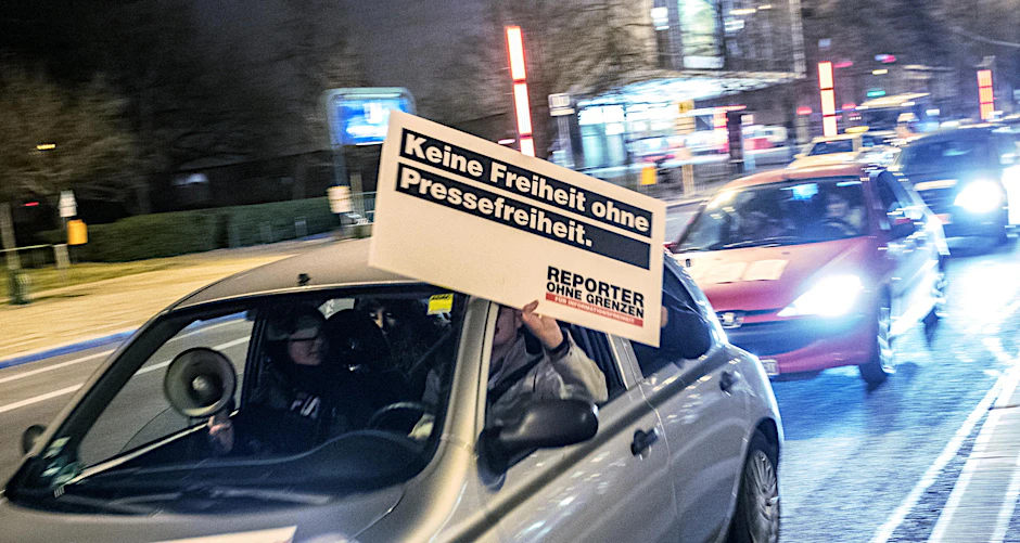 Freunde und Kollegen des "Welt"-Korrespondenten Deniz Yücel fahren in einem Autokorso durch die Stadt. 