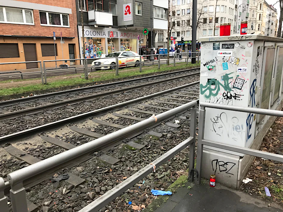 An der Haltestelle erinnern am Samstag Grablichter an den schrecklichen Vorfall in der Nacht.