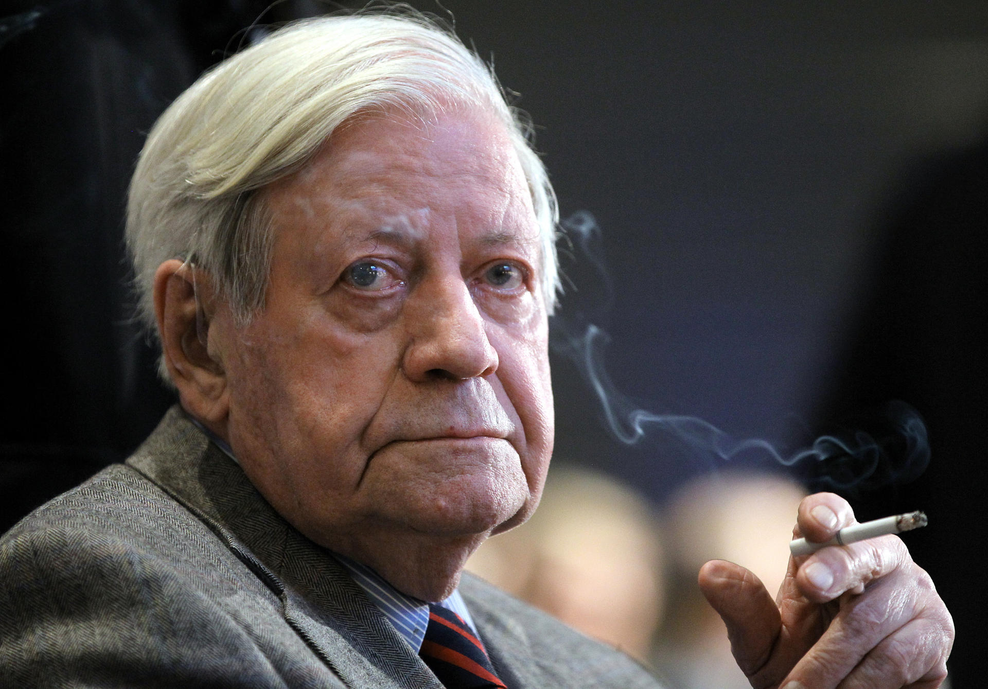 Helmut Schmidt rauchte lange rund drei Packungen Menthol-Zigaretten am Tag, im Alter täglich die Hälfte.