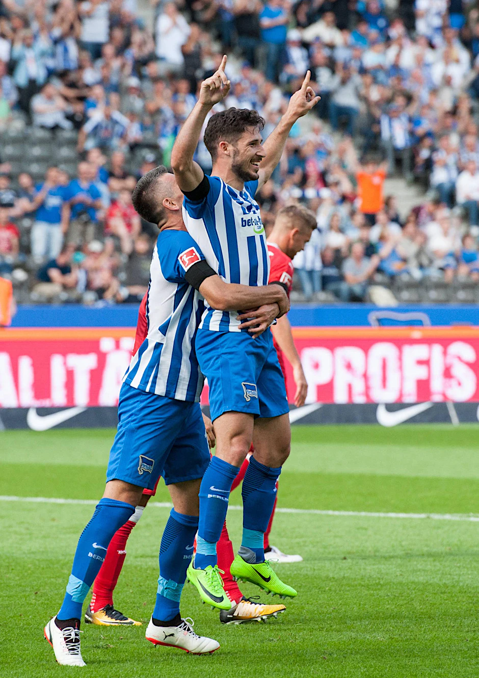 Lange ist es her: Mathew Leckie wird von Kapitän Vedad Ibisevic geherzt, weil er zu Saisonbeginn Tore wie am Fließband schoss. Jetzt ist Leckie wieder fit.  