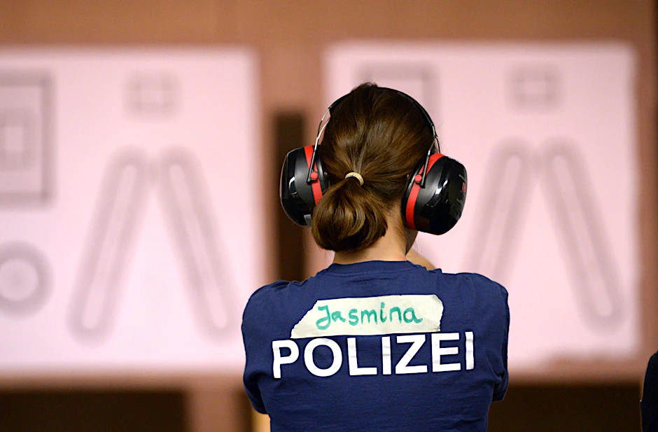 Polizeischülerin Jasmina trainiert auf einem Schießstand der Polizeischule.