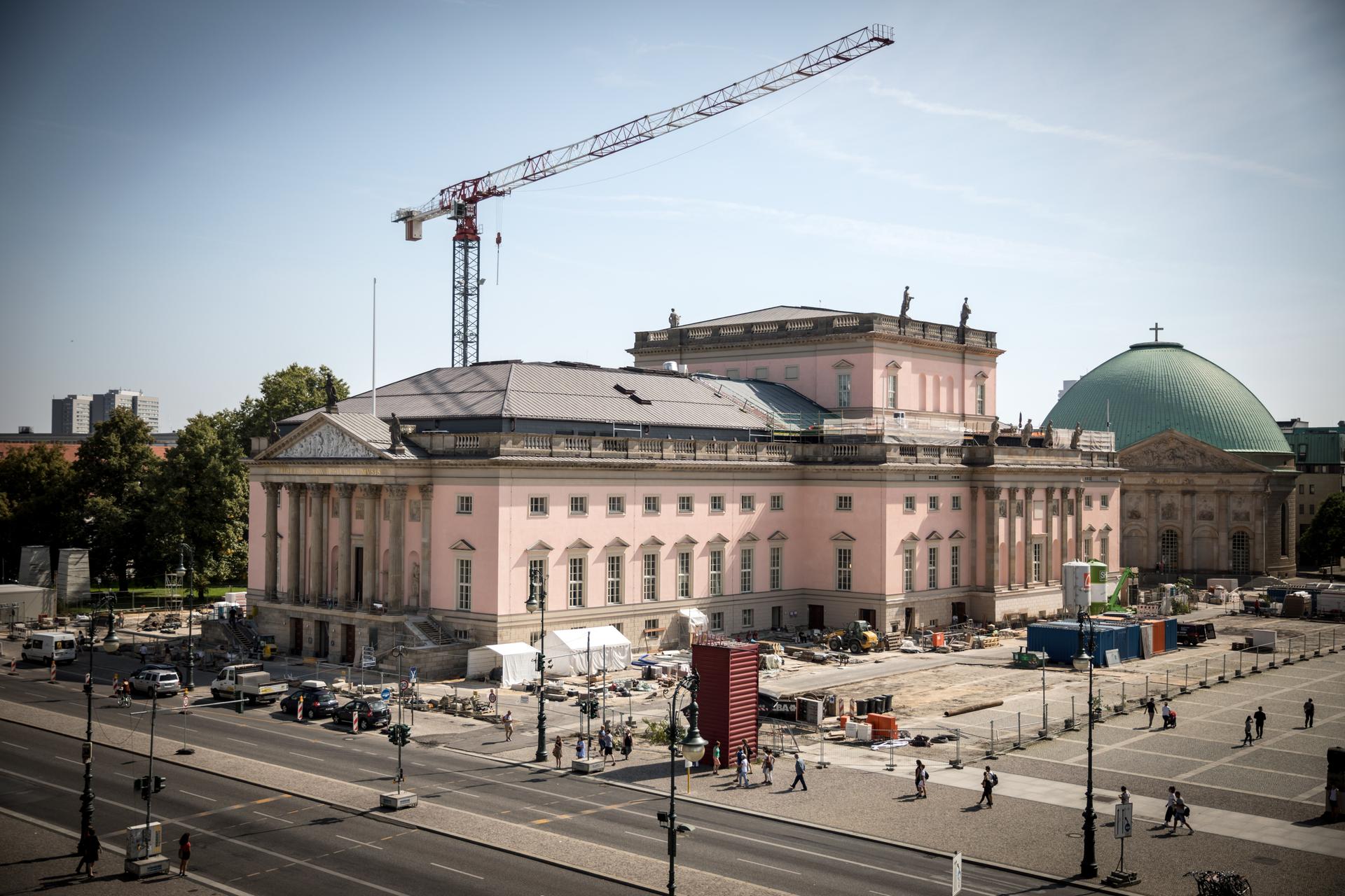 Die Staatsoper von außen.