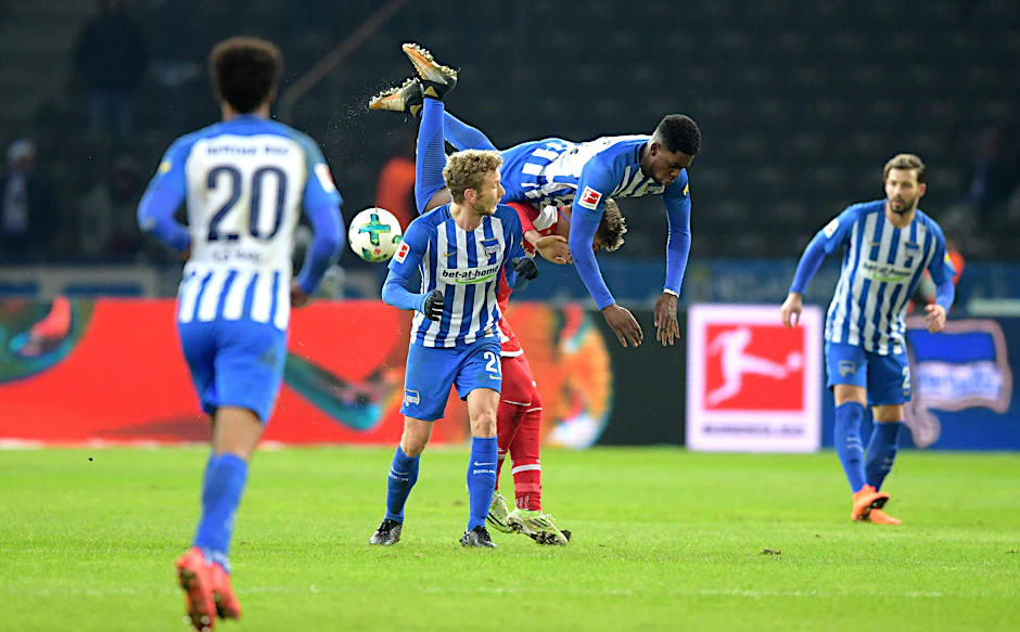 Fabian Lustenberger und Jordan Torunarigha während des Spiels zwischen Hertha BSC und dem 1. FSV Mainz 05.