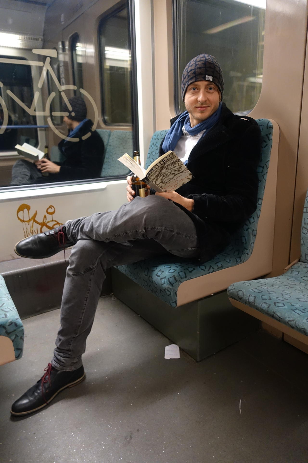 Heimwärts: Ein gutes Buch, ein gutes Bier – Marius kommt gerade von seinen Großeltern aus Hönow und ist jetzt mit der Ringbahn auf dem Weg nach Hause.