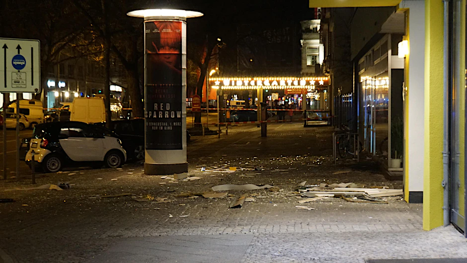 Es war wie ein Wunder, dass kein Passant oder Autofahrer durch Metallteile und Glassplitter verletzt wurden.Einige Teile flogen bis zum Wintergarten. Noch am Vormittag waren die Spuren der Explosion zu sehen.