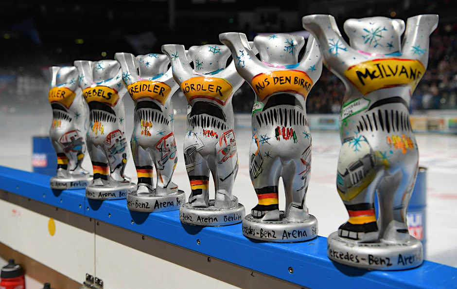 Auszeichnungen für die Silbermedaillen-Gewinner Jonas Müller, Marcel Noebels, André Kreidler, Frank Hördler, Danny aus den Birken und Matt Mcilvane 
