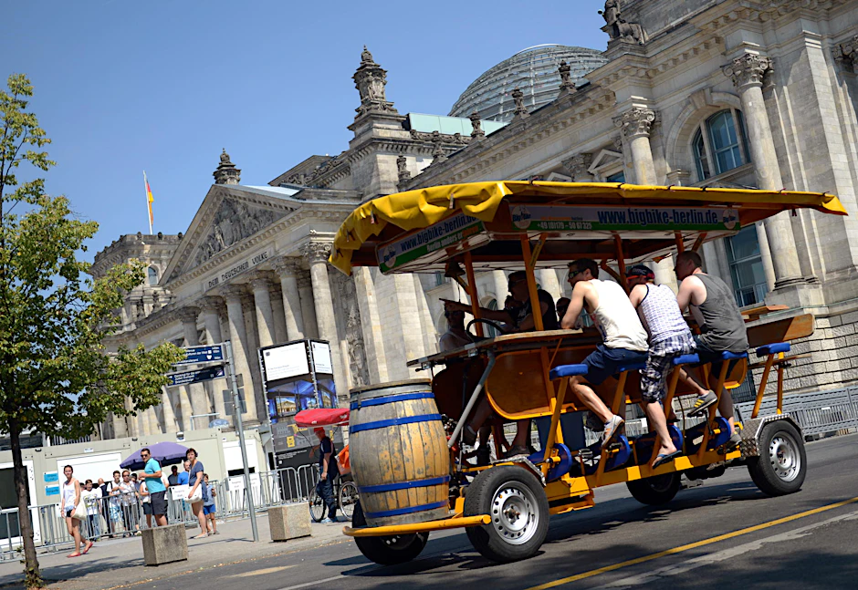  Ein Bierbike fährt am Reichstag in Berlin vorbei. 