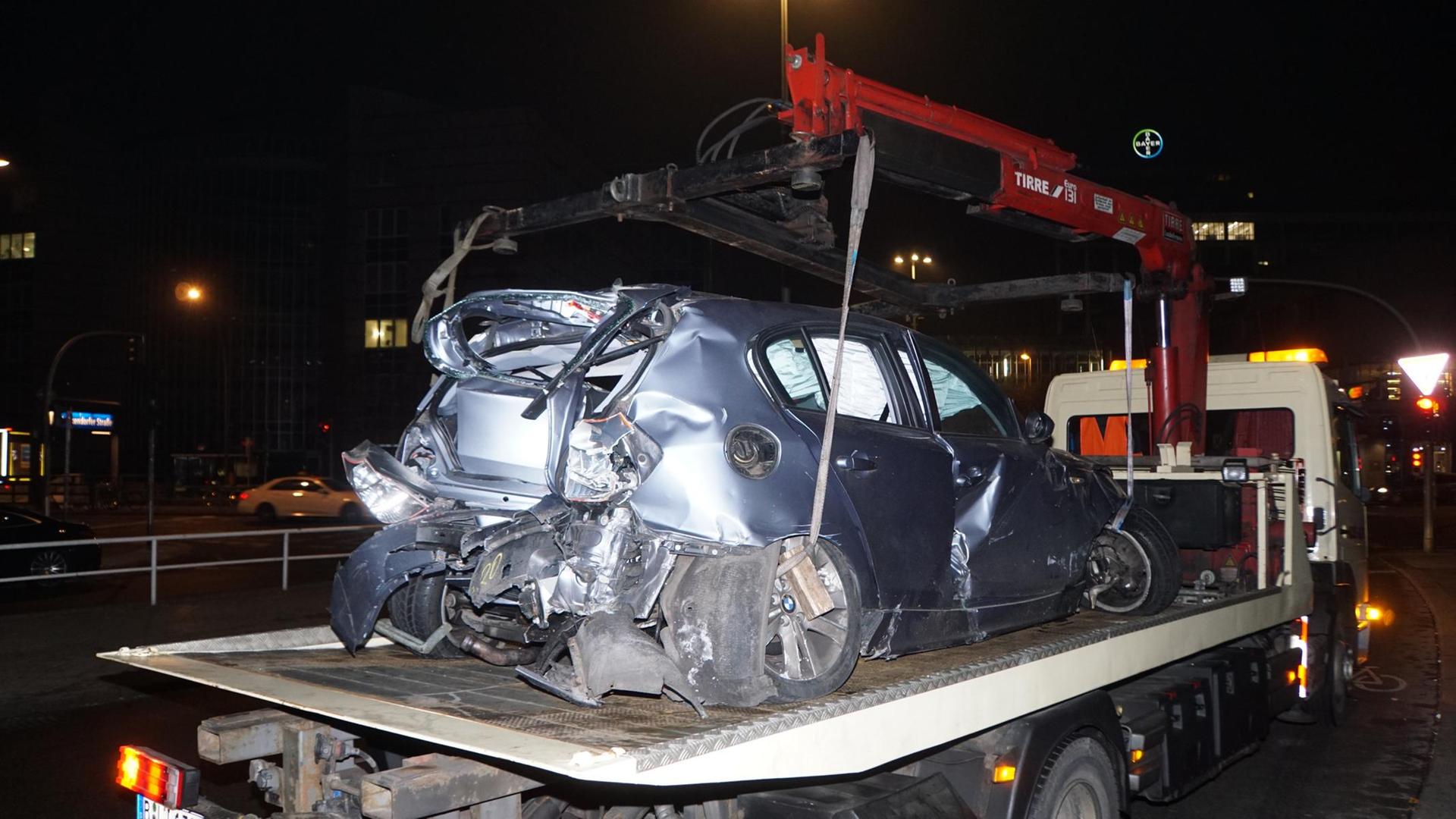 Der BMW, mit dem ein unbekannter Autofahrer in den U-Bahneingang krache, wurde völlig zerstört.