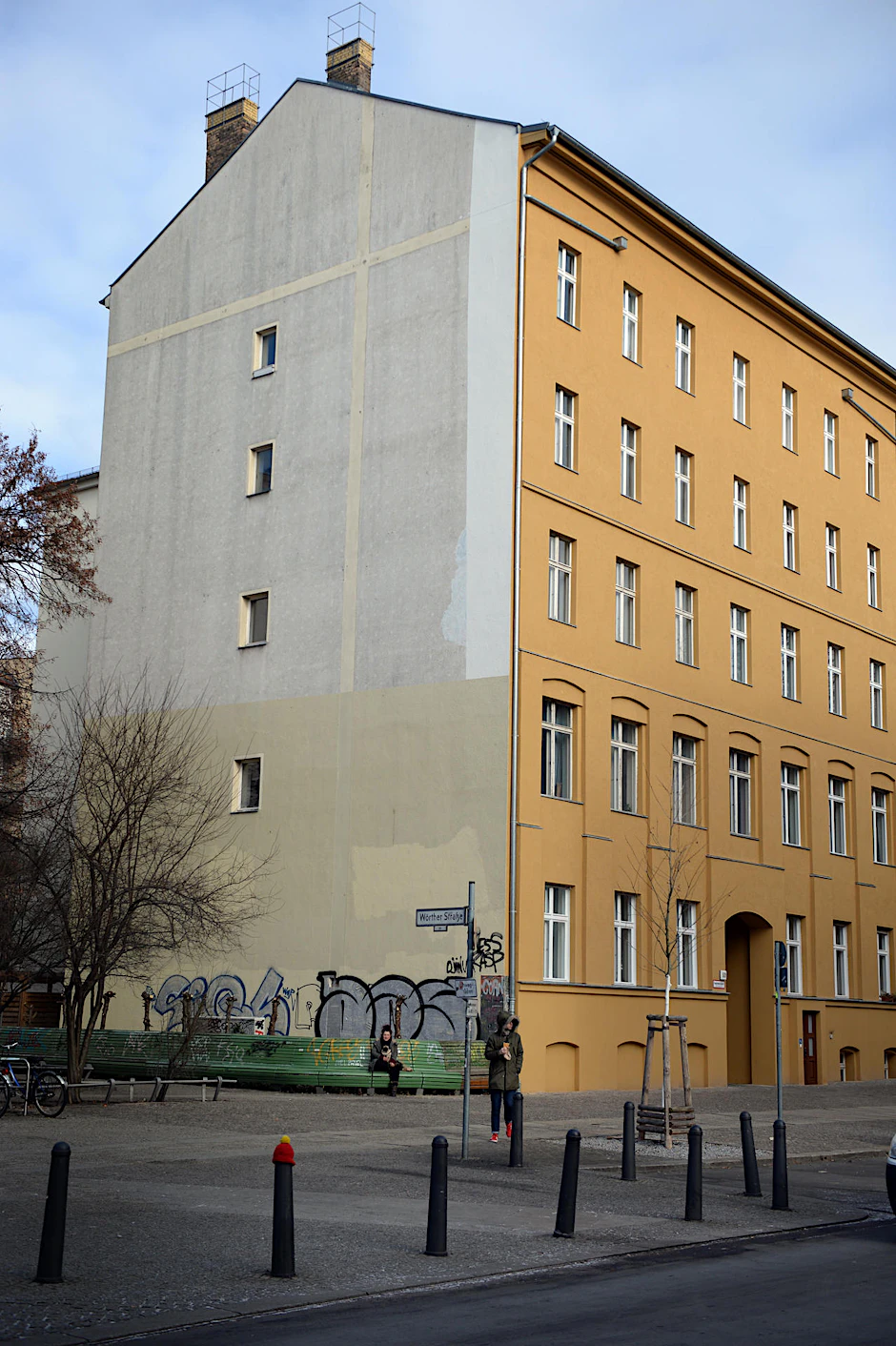 Die Brand-Fenster in der Seitenwand des Hauses Kollwitzstraße 69 gibt es schon seit DDR-Zeiten. Der Bezirk will sie zumauern lassen.