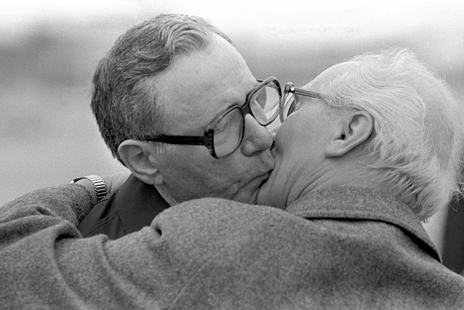 1987: demonstrativer Bruderkuss zwischen Andrej Gromyko, damals Vorsitzender des Präsidiums des Obersten Sowjets und dem DDR-Staatsratsvorsitzenden Erich Honecker. Durch ihren Spion fand der BND heraus, wie es um das Verhältnis der Ostblock-Länder tatsächlich stand.