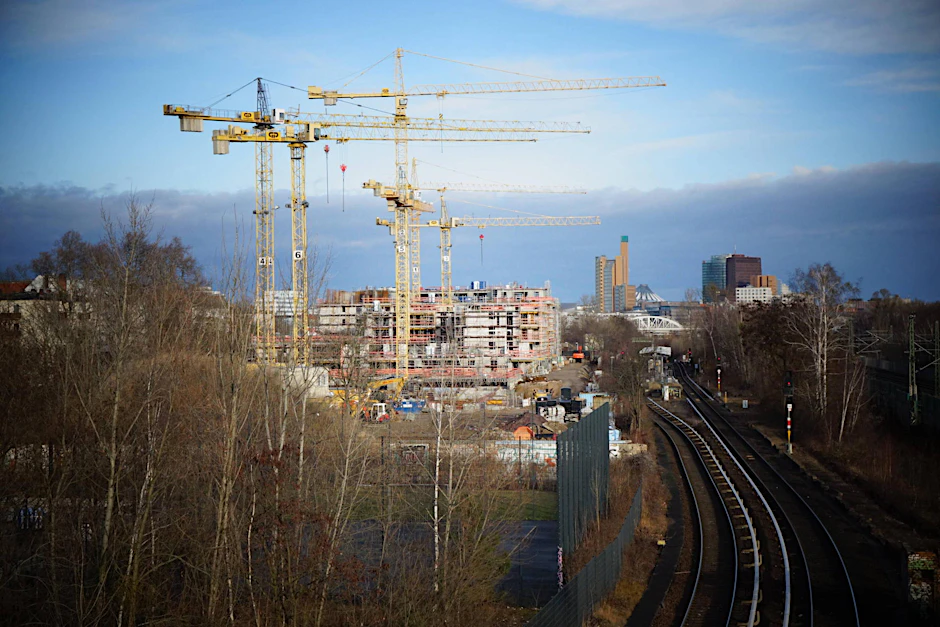 Die Kräne für den Wohnungsbau sollen sich schneller drehen.