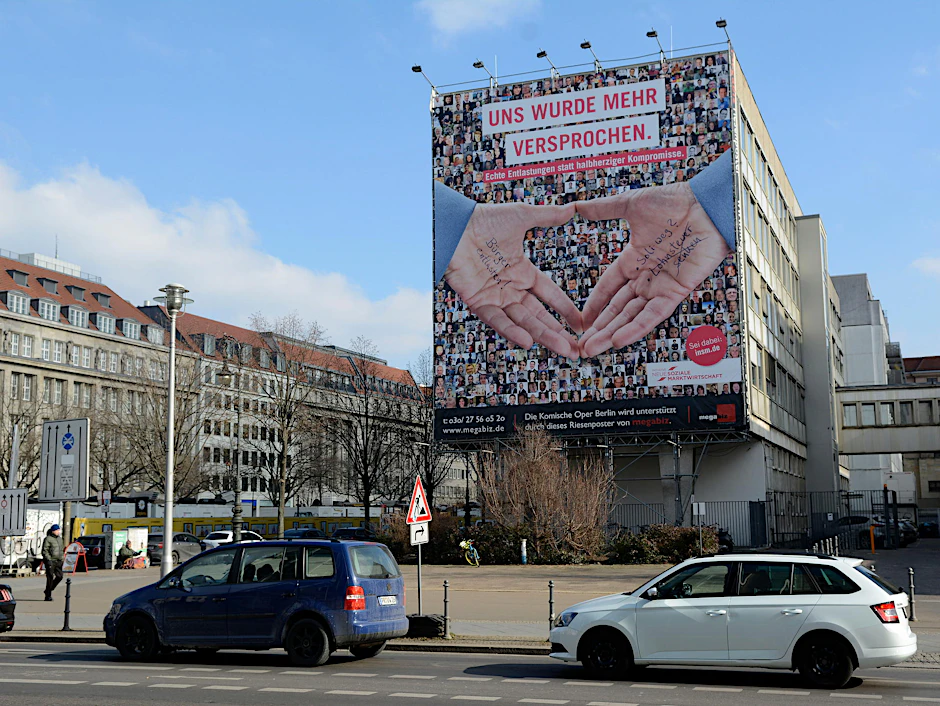 Die Riesenreklame Unter den Linden/Ecke Glinkastraße: Die 20 Meter hohe Werbewand soll nun verschwinden.