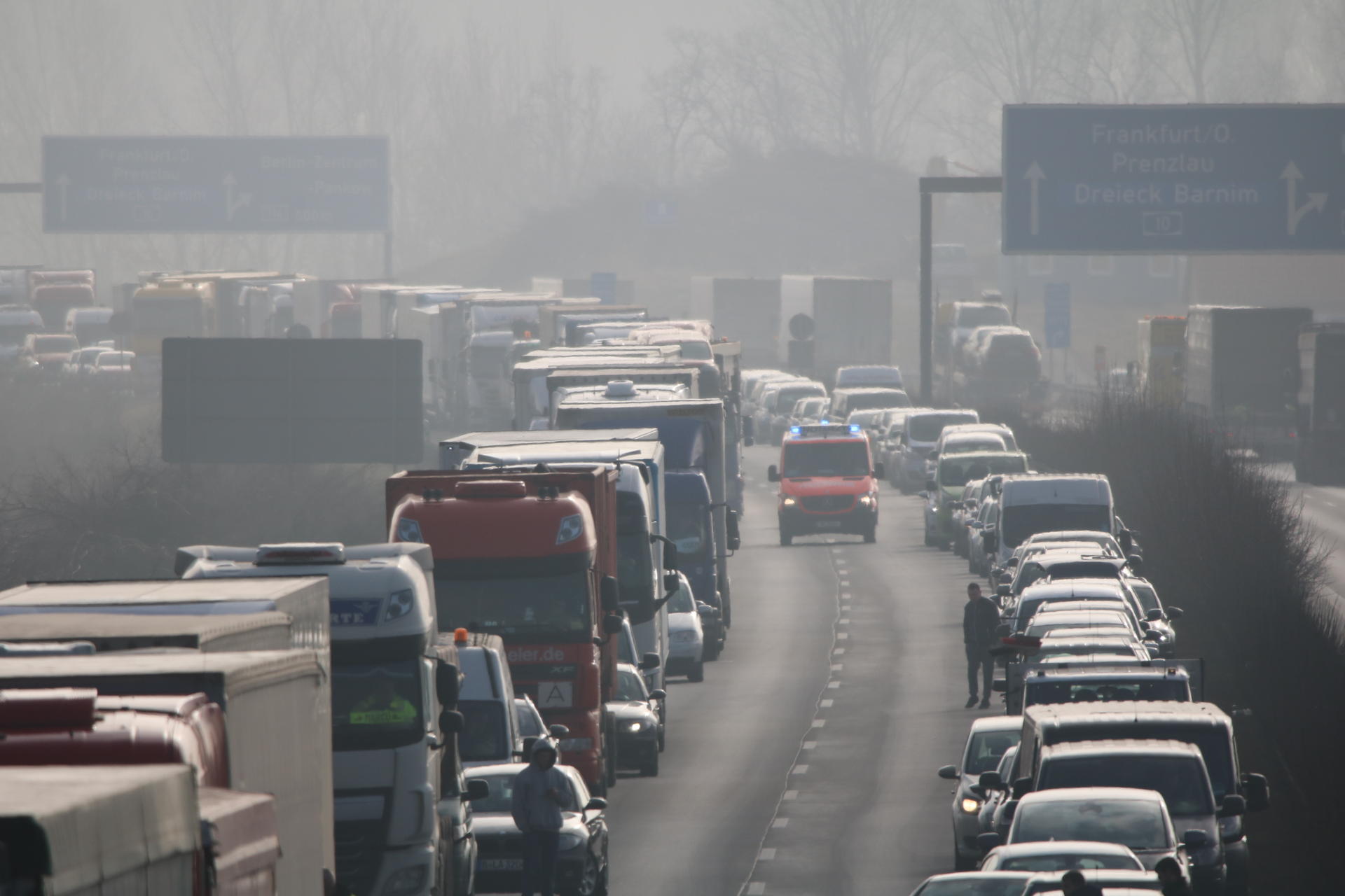 Nach dem Unfall bildeten sich lange Staus auf dem Berliner Ring. Vorbildlich: Die Autos bildeten für die Einsatzkräfte eine Rettungsgasse.