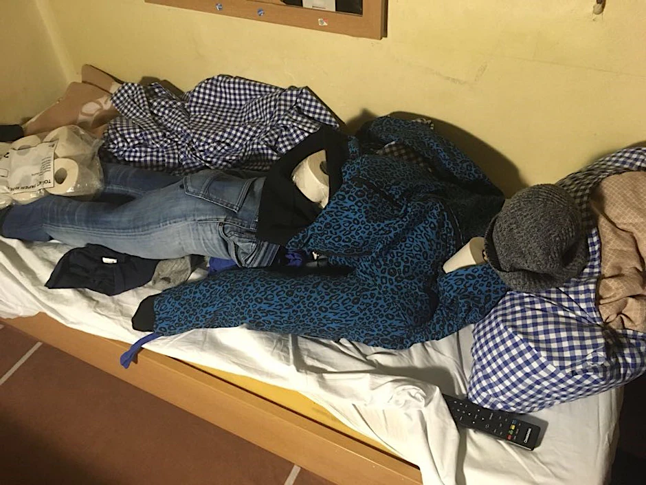 Mit Jeans, Winterjacke, Wollmütze und Toilettenpapier baute Hamed Mouki eine Attrappe, damit seine Abwesenheit nicht auffiel.