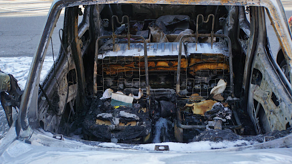 Das Auto des attackierten Buchhändlers brannte komplett ab.