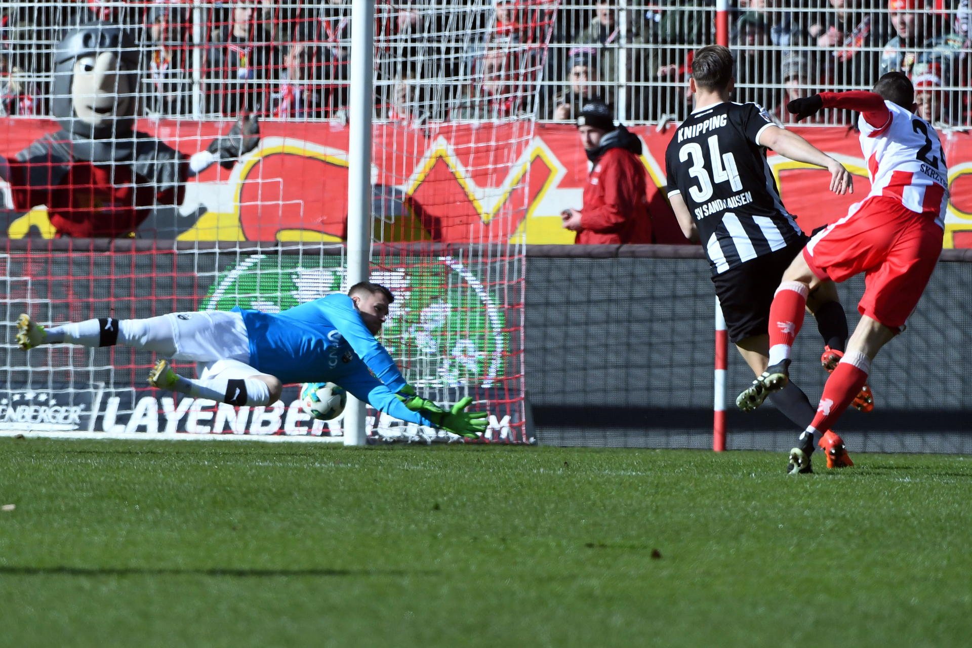 Was für ein schöner Moment: Stürmer Steven Skrzybski setzt sich gegen Torwart Marcel Schuhen durch und erzielt das 1:0 gegen den SV Sandhausen.