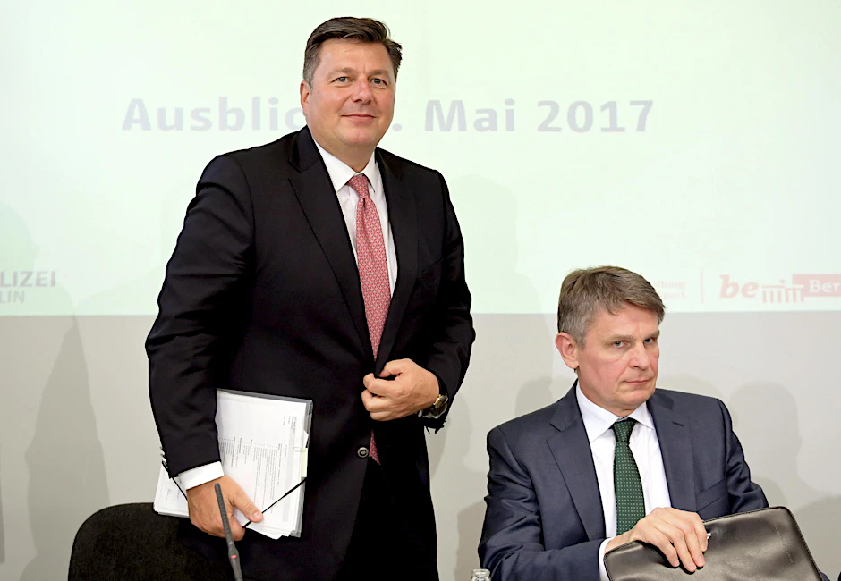 Innensenator Andreas Geisel (SPD), der Polizeipräsident Klaus Kandt (r) jetzt gefeuert hat. 