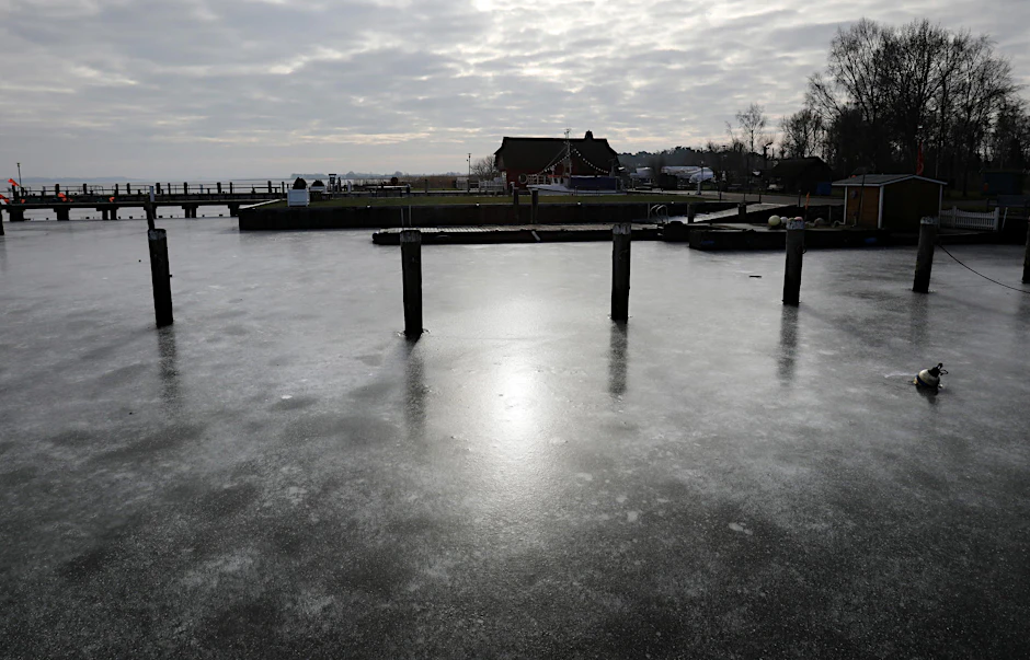 Der zugefrorene Boddenhafen bei Wustrow: Auch in unserer Region peilt der Frost in der kommenden Woche neue Tiefstwerte an.