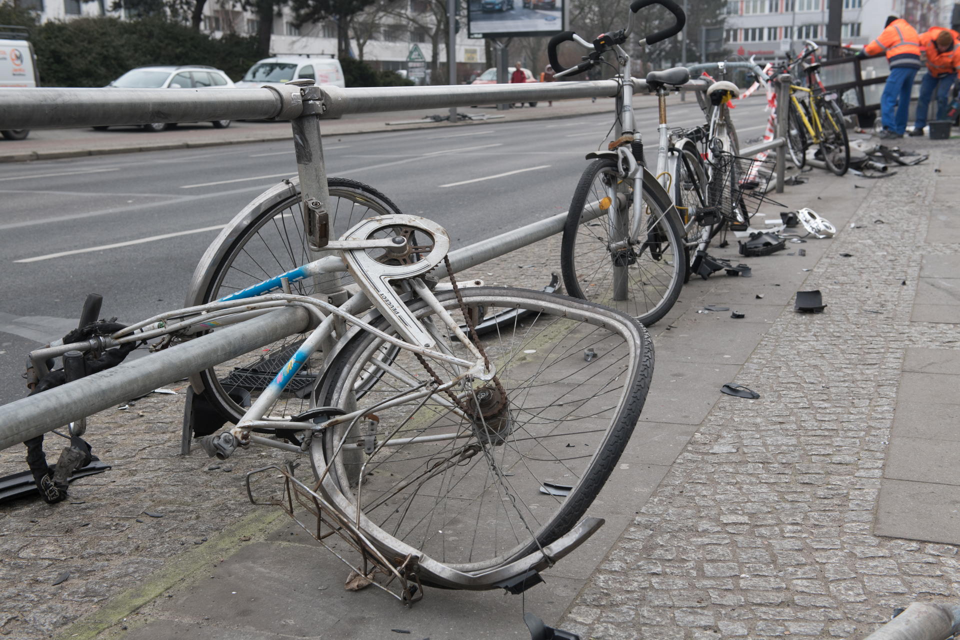 Zerstörte Fahrräder und Trümmerteile am U-Bahnhof Reinickendorfer Straße