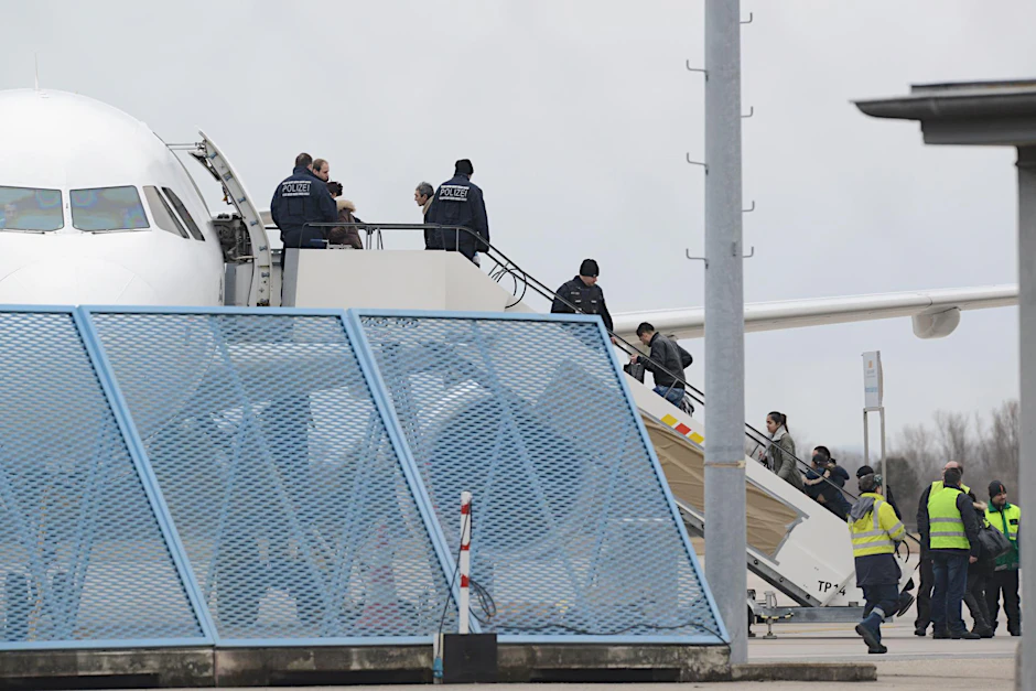Abgelehnte Asylbewerber werden in ein Flugzeug gebracht (Symbolbild).