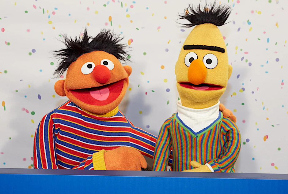 Ernie (l) und Bert, der von Christian Rode gesprochen wurde, aus der Sesamstraße. 