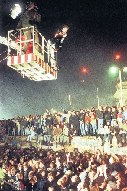 Silvester-Party 1989: Hasselhoff schwebt singend über die Mauer.