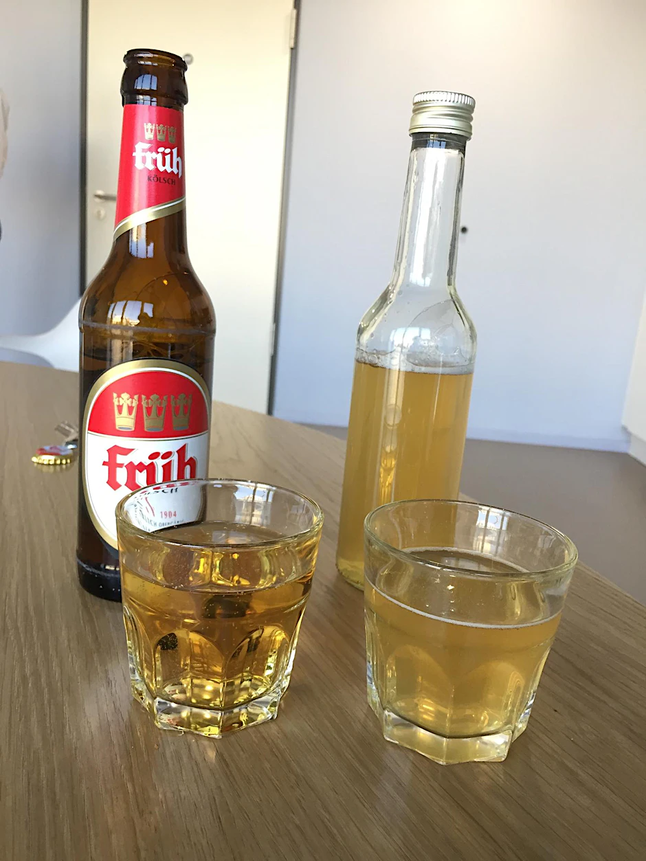 Schon die Farbe des naturtrüben "Neuköllsch" (hier frisch abgezapft, r.) ist völlig anders.