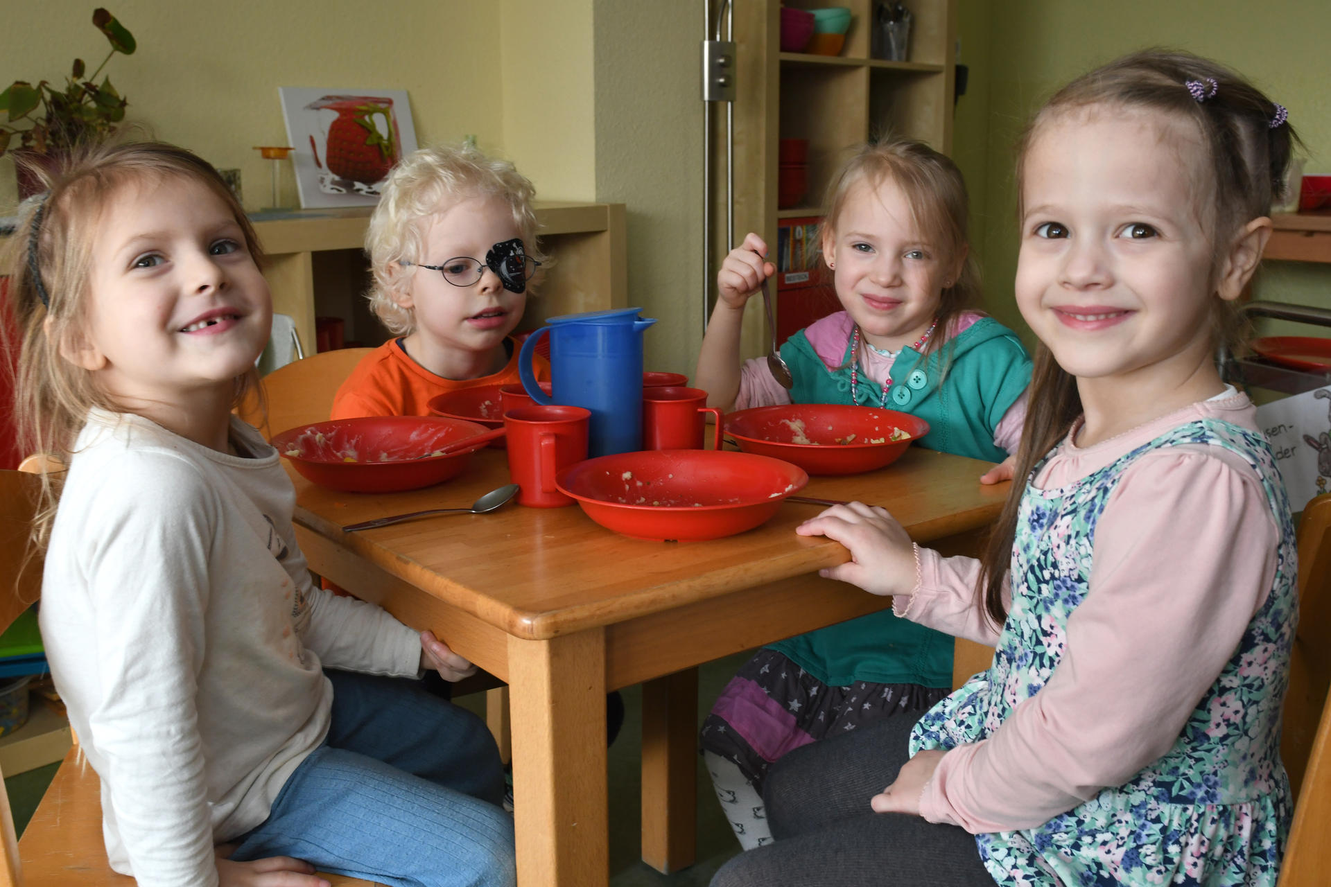 Solwiga (l.) ist Gruppensprecherin, Finn, Anna, und Lara (v. l.) haben sie ins Parlament gewählt.